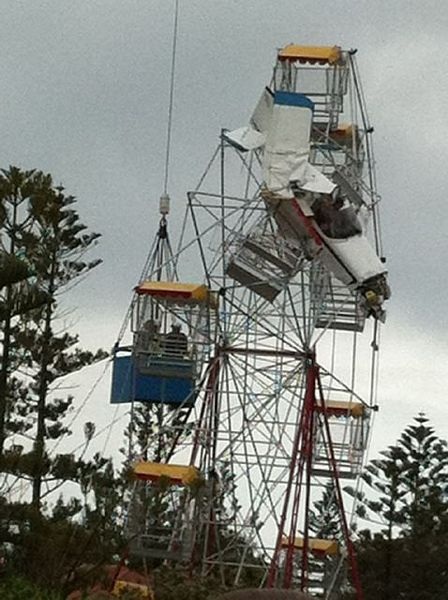 Máy bay đâm trúng vòng đu quay, 4 người bị mắc kẹt - 3