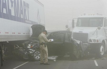 Ôtô đâm liên hoàn do bão cát ở Mỹ - 2