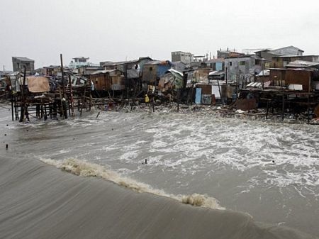 55 người chết vì 2 cơn bão, nhiều người bị mắc kẹt trên mái nhà - 7