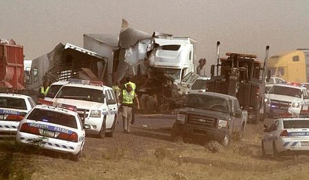 Ôtô đâm liên hoàn do bão cát ở Mỹ - 3