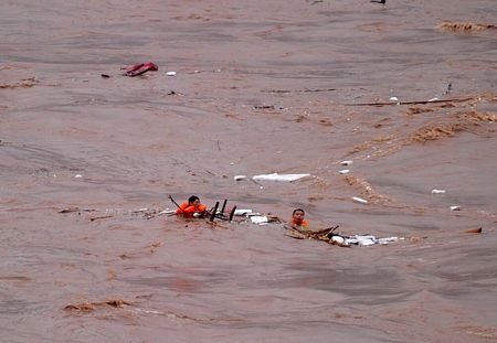 Trung Quốc: Nhà hàng nổi bị lật trên sông  - 4