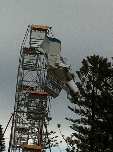 Máy bay đâm trúng vòng đu quay, 4 người bị mắc kẹt - 2