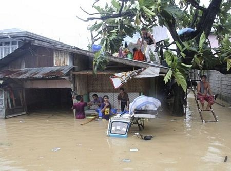 55 người chết vì 2 cơn bão, nhiều người bị mắc kẹt trên mái nhà - 5