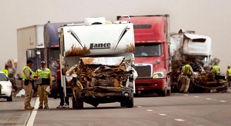 Ôtô đâm liên hoàn do bão cát ở Mỹ - 4