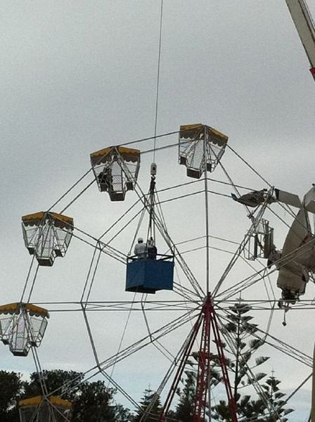 Máy bay đâm trúng vòng đu quay, 4 người bị mắc kẹt - 5