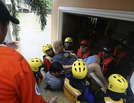 55 người chết vì 2 cơn bão, nhiều người bị mắc kẹt trên mái nhà - 14