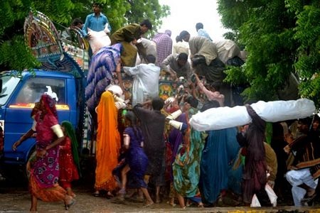 Dân châu Á khốn khổ vì lũ lụt - 21