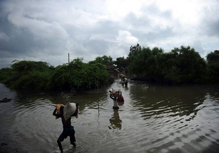 Dân châu Á khốn khổ vì lũ lụt - 18