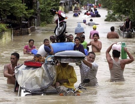 55 người chết vì 2 cơn bão, nhiều người bị mắc kẹt trên mái nhà - 4