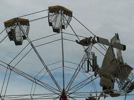 Máy bay đâm trúng vòng đu quay, 4 người bị mắc kẹt - 4