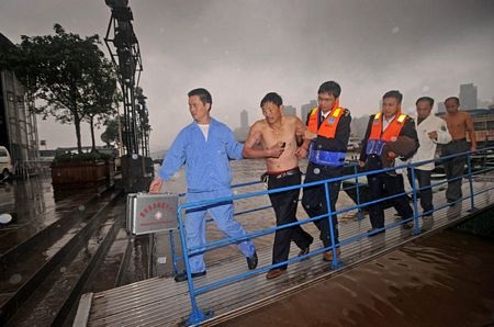 Trung Quốc: Nhà hàng nổi bị lật trên sông  - 5