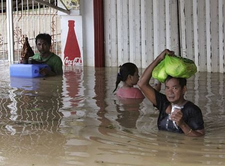 55 người chết vì 2 cơn bão, nhiều người bị mắc kẹt trên mái nhà - 15