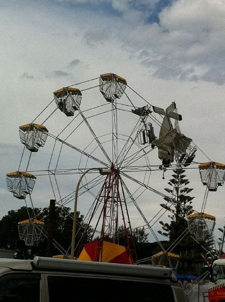 Máy bay đâm trúng vòng đu quay, 4 người bị mắc kẹt - 6