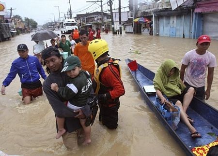 55 người chết vì 2 cơn bão, nhiều người bị mắc kẹt trên mái nhà - 8