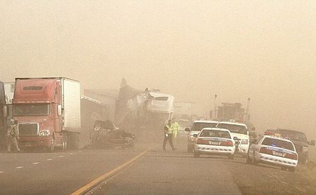 Ôtô đâm liên hoàn do bão cát ở Mỹ - 1