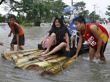 55 người chết vì 2 cơn bão, nhiều người bị mắc kẹt trên mái nhà - 9