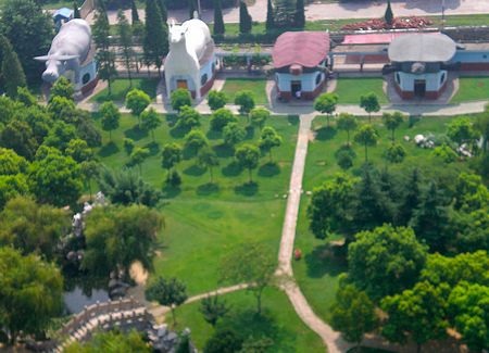 “Bản sao” các công trình nổi tiếng thế giới tại ngôi làng siêu giàu - 5