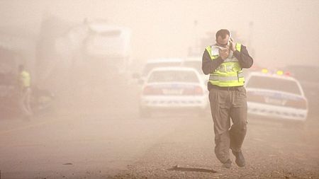 Ôtô đâm liên hoàn do bão cát ở Mỹ - 8