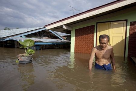 Dân châu Á khốn khổ vì lũ lụt - 13