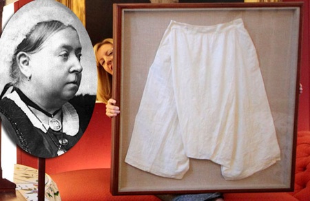 Quần đùi cũ của Nữ hoàng Anh Victoria giá siêu đắt - 1