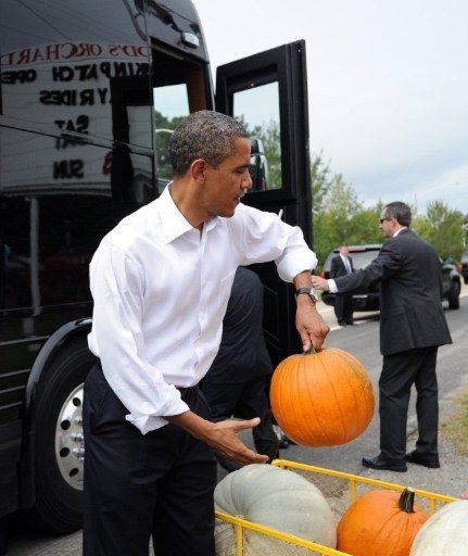 Vợ chồng Tổng thống Obama đi mua bí ngô - 12 Vợ chồng Tổng thống Obama đi mua bí ngô - 12
