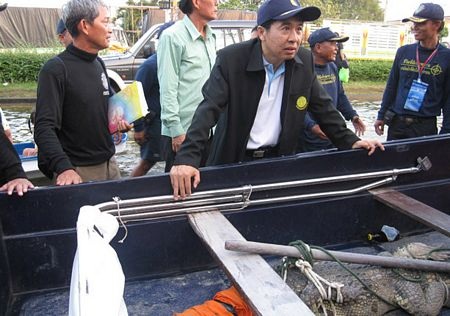 Hãi hùng cảnh cá sấu sổng chuồng trong lũ ở Thái Lan - 10