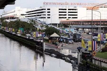 Máy bay “chôn chân” giữa sân bay Don Muang - 1