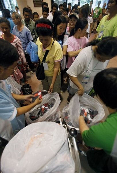 Máy bay “chôn chân” giữa sân bay Don Muang - 13