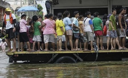 Hàng nghìn người chạy khỏi Bangkok - 3 Hàng nghìn người chạy khỏi Bangkok - 3