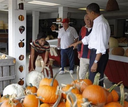 Vợ chồng Tổng thống Obama đi mua bí ngô - 6 Vợ chồng Tổng thống Obama đi mua bí ngô - 6