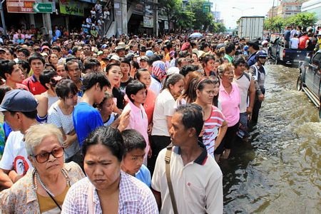 Giận dữ bùng phát tại Bangkok, người ngoại thành phá đê - 4 Giận dữ bùng phát tại Bangkok, người ngoại thành phá đê - 4