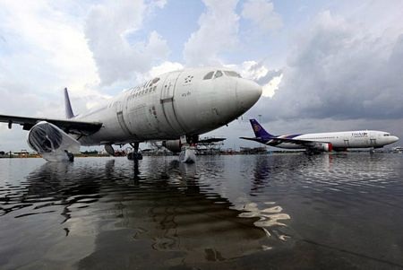 Máy bay “chôn chân” giữa sân bay Don Muang - 7