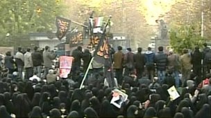 Người biểu tình Iran xông vào sứ quán Anh đập phá - 1