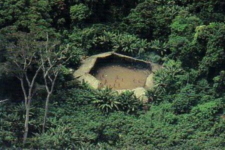 Công bố ảnh mới về bộ lạc biệt lập trong rừng Amazon - 1