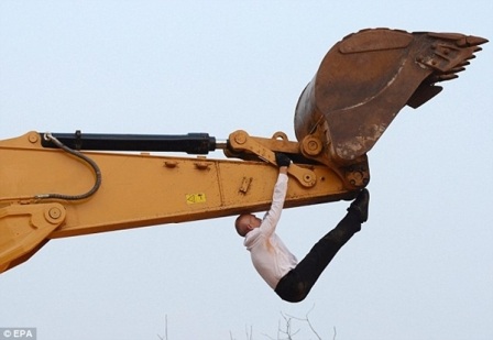 Màn khiêu vũ có một không hai với... máy xúc  - 1