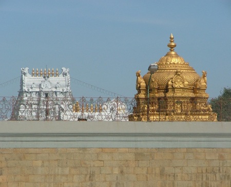 Tìm thấy 100 viên kim cương trong hòm công đức - 1