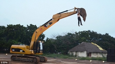 Màn khiêu vũ có một không hai với... máy xúc  - 2