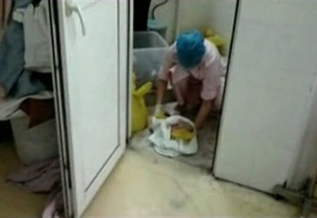 Trung Quốc: Bệnh viện vứt bỏ nhầm em bé còn sống - 1 Trung Quốc: Bệnh viện vứt bỏ nhầm em bé còn sống - 1