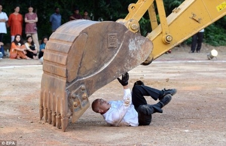 Màn khiêu vũ có một không hai với... máy xúc  - 3