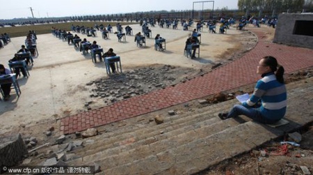 Thi giữa sân trường để tránh gian lận - 3