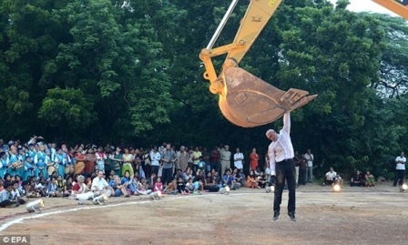 Màn khiêu vũ có một không hai với... máy xúc  - 4