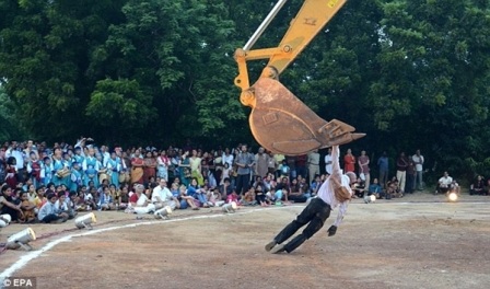 Màn khiêu vũ có một không hai với... máy xúc  - 5