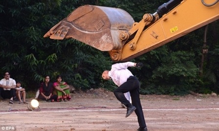 Màn khiêu vũ có một không hai với... máy xúc  - 6