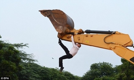 Màn khiêu vũ có một không hai với... máy xúc  - 7