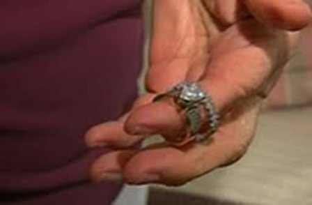 Lục tung đống rác 9 tấn để tìm nhẫn cưới - 1