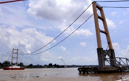 Sập bản sao cầu treo “Cổng Vàng” ở Indonesia, 44 người chết và mất tích - 1 Sập bản sao cầu treo “Cổng Vàng” ở Indonesia, 44 người chết và mất tích - 1