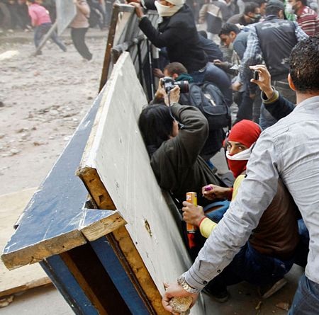 1001 kiểu che chắn của người biểu tình Ai Cập  - 17