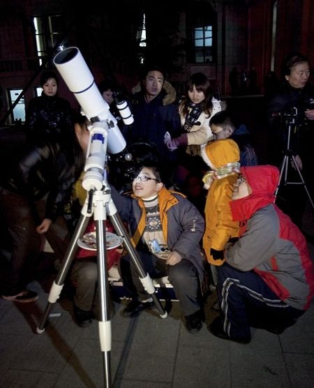 Thế giới chiêm ngưỡng hiện tượng “gấu ăn trăng” - 20 Thế giới chiêm ngưỡng hiện tượng “gấu ăn trăng” - 20