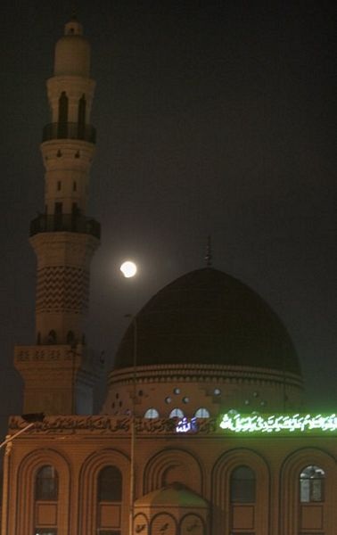 Thế giới chiêm ngưỡng hiện tượng “gấu ăn trăng” - 1 Thế giới chiêm ngưỡng hiện tượng “gấu ăn trăng” - 1