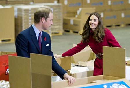 Vợ chồng Hoàng tử William đóng gói hàng cứu trợ  - 8